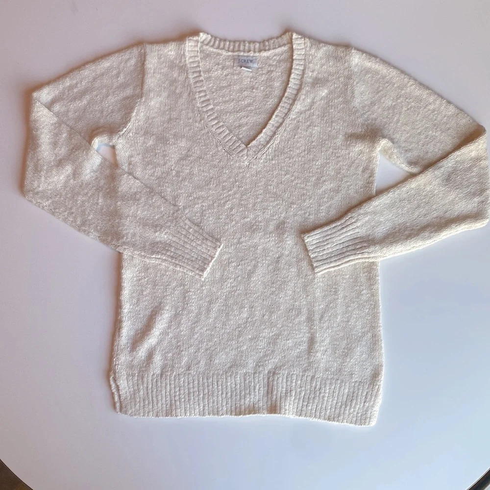 JCrew v neck sweater in light 🐪 color